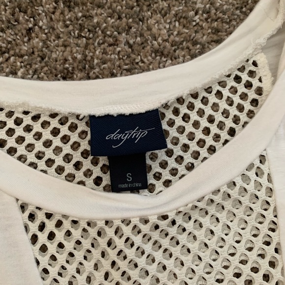 Netted V-Neck - Picture 5 of 5